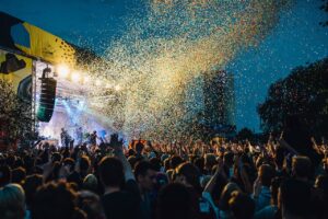 Een zonovergoten festivalterrein midden in de natuur