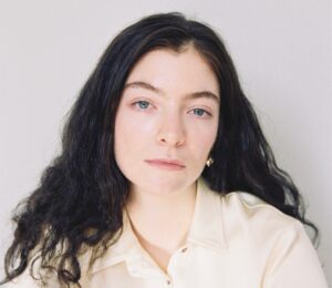 Lorde opent Glastonbury 2025 met verrassingsoptreden
