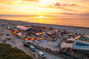 MadNes 2025: Surfen, skaten, dansen onder de Waddenzon