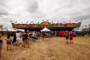 Waarom bands kijken als je ook naar de silent disco op Jera On Air 2025 kunt?