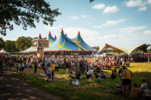 Geen poespas, wel rock-‘n-roll: waarom Nirwana Tuinfeest 2025 een verademing is tussen alle glitterfestivals