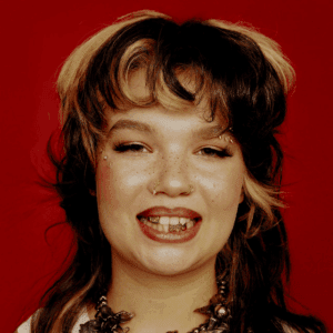 Parel op de poster: Lola Young op Rock Werchter en Lowlands 2025
