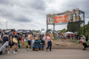 Een festival zonder artiesten: 9 hoogtepunten van de Roskilde 2025 camping