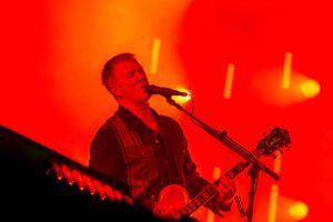 Lowlands 2025: Queens of the Stone Age zegt ‘sorry’ met de grootst mogelijke bos bloemen