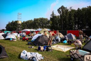 [Video] Shitzooi: rioolleiding op Lowlands 2025 geknapt, enkele tenten onder water