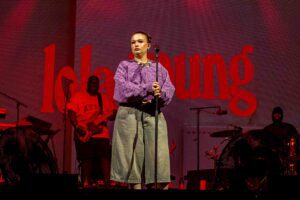 Lola Young zakt tijdens festivalshow in elkaar, “Het gaat weer OK”