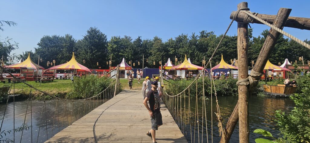 Bruggetje naar chillplekken op Lowlands 2025
