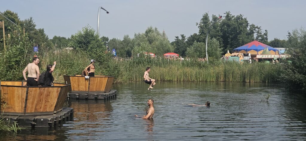 Een plons in het meertje bij Lowlands 2025