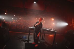 Ben Böhmer bouwt een muzikale dagtrip in de NDSM Warehouse tijdens DGTL ADE 2025