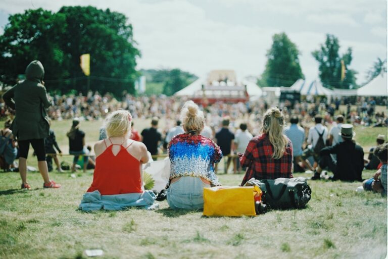 Megafestivals versus boetiekfestivals: welk type evenement past bij jouw feeststijl?